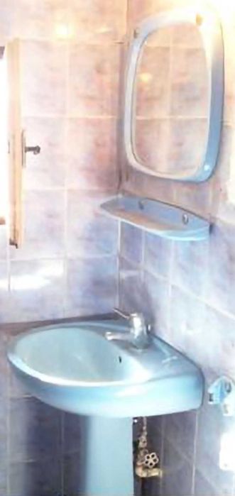 Baie completa: Chiuveta cu picior, oglinda, suport oglinda + Vas de toaleta WC cu suport hartie igienica + Cada Vana din fonta vopsita albastru la set
