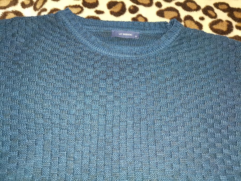 Pulover mărimea XL,purtat de doua trei ori, impecabil