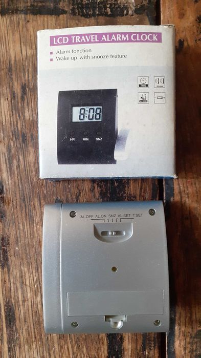 дигитален часовник за бюро и път, с будилник и лупа