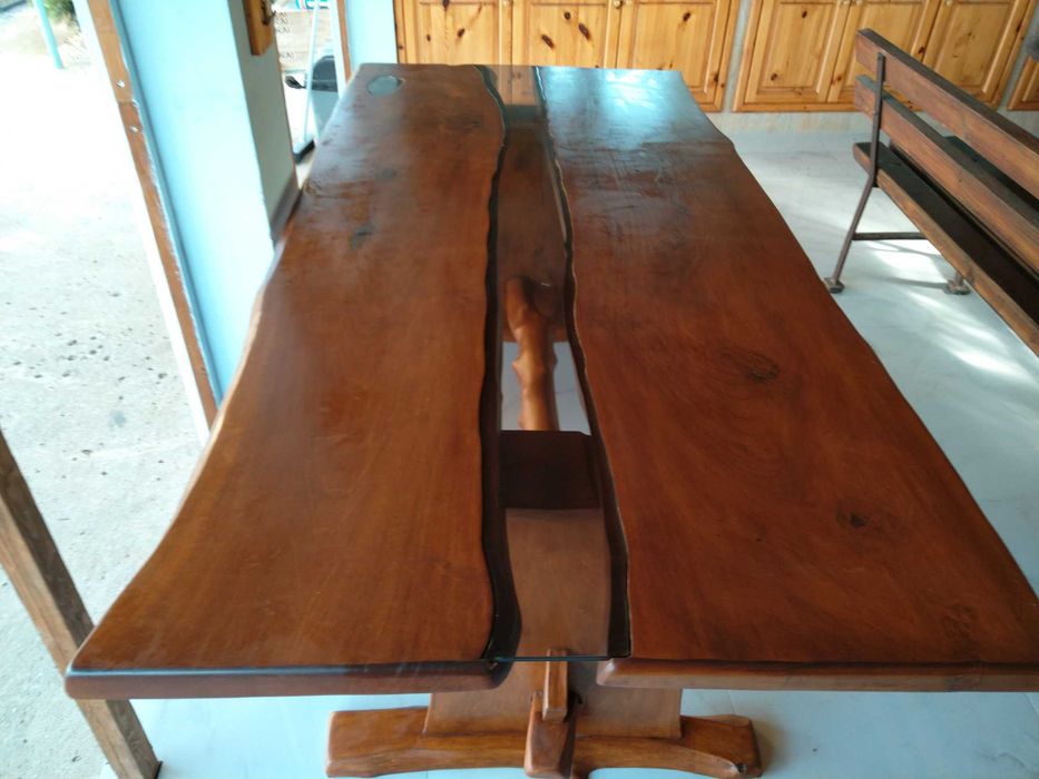 Маса от масив-орех