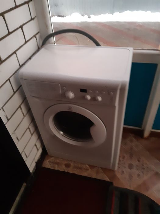 Продам на запчасти стиральную машину ВОSCH  в рабочем состоянии и Инде