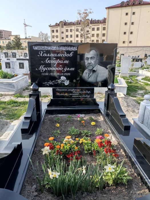 Памятники из чёрного гранита и местный мрамора