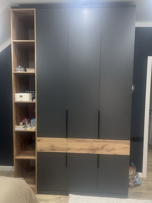 Шкаф из чистого дерева