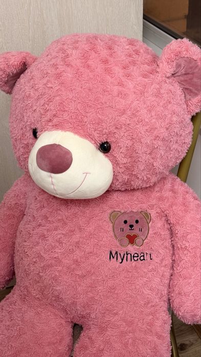 Розовый плюшевый мишка