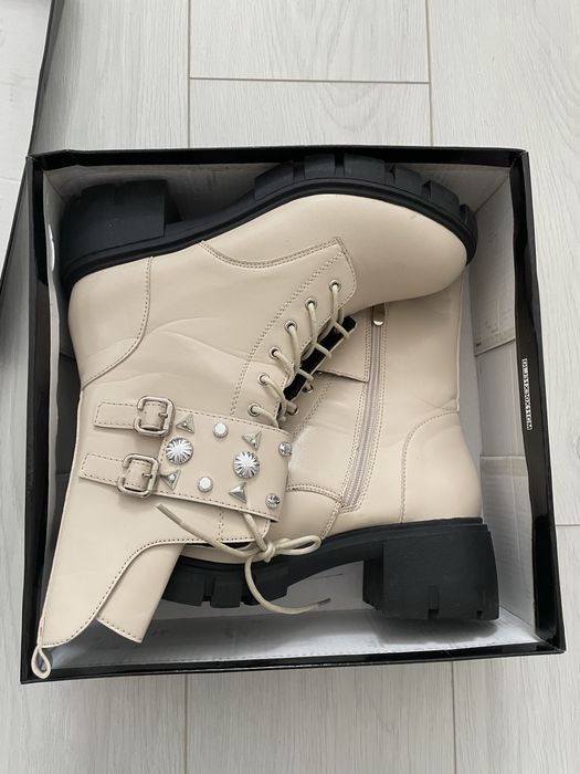 Продавам дамски бежови боти