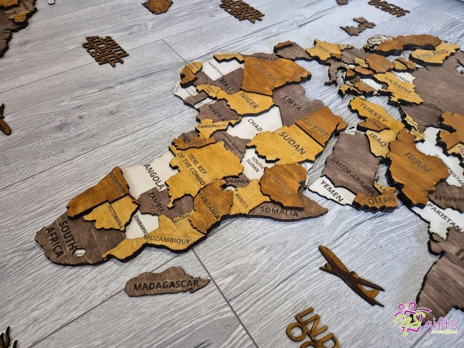 3D дървена карта на света