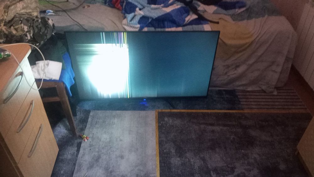 Продам телевизор смарт работает но разбита матрица