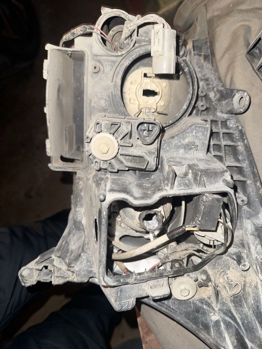 Фара тойота авенсис 2003т25