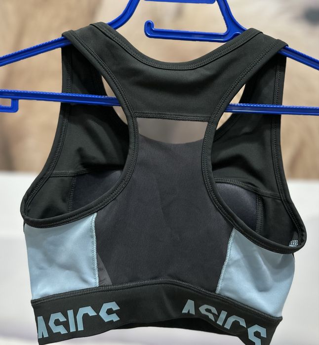 Дамско спортно бюстие на asics