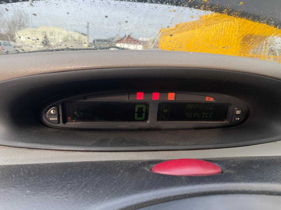 dezmembrez citroen xsara picasso 2.0hdi/bara fata citroen xsara/far