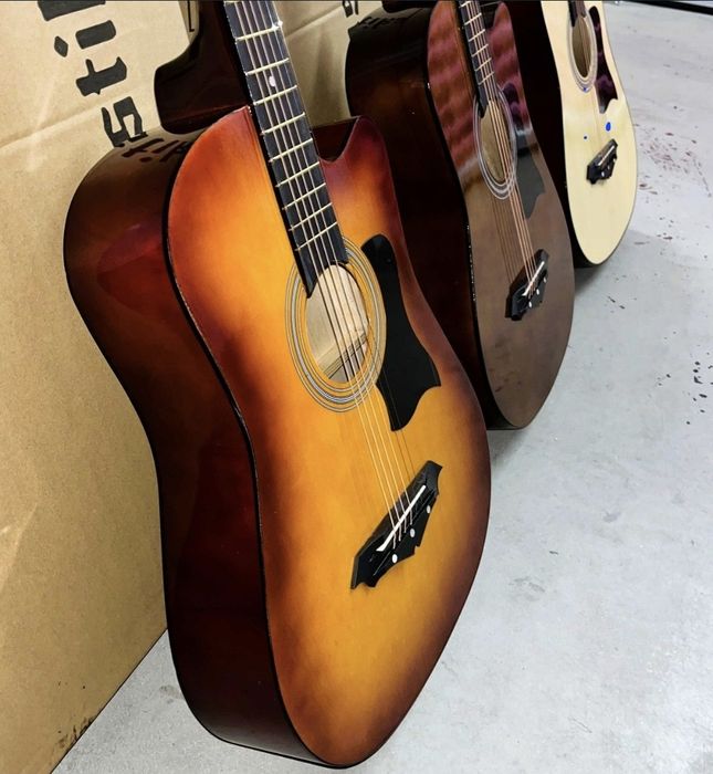 Chitară acustică nou nouță, cu o curea pentru cântat