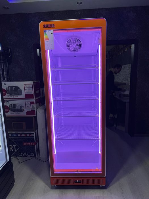 Продаются витринные холодильники.