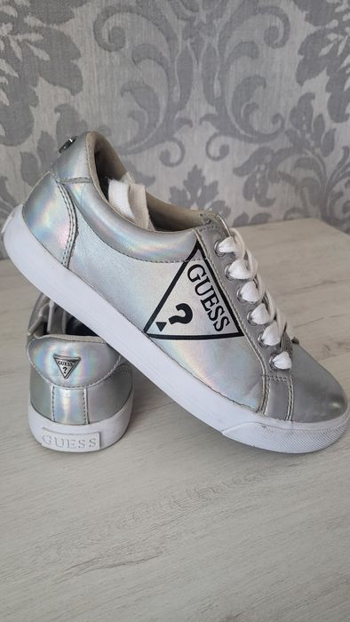 Оригинални обувки guess