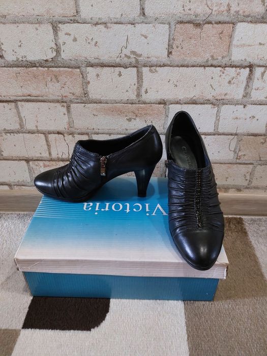 Продам туфли и сабо