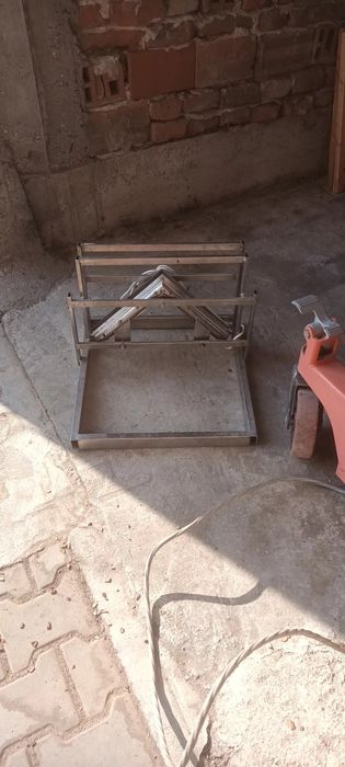 Вертикален нож за разпечатване на пчелни рамки.