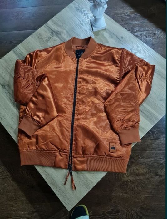 Бомбер атласный утепленный морковного цвета.Состояние идеальное .