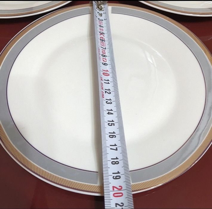 Set patru farfurii si doua cescute