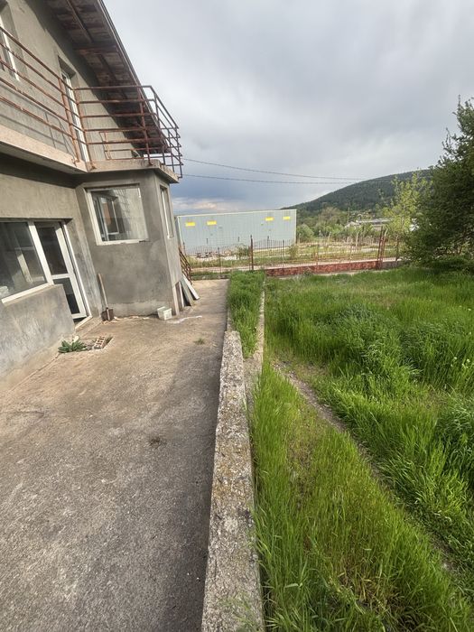 Промишлена сграда 800кв.м 10дка земя