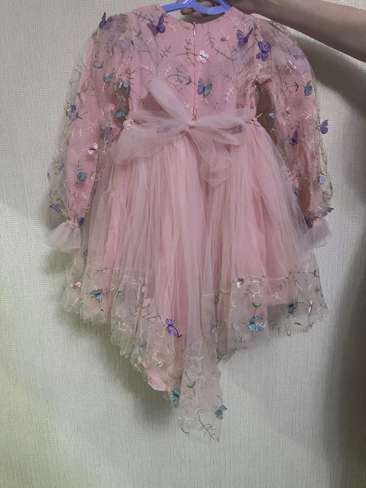 Продам нарядное платье на девочку