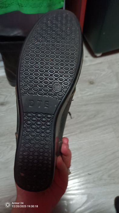 Продаю женские ботинки