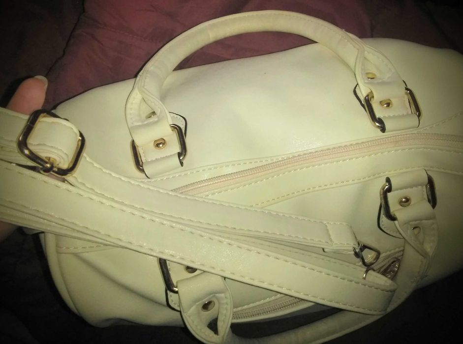 Дамска нова кожена чанта в светло кремаво-Изцяло от кожа!