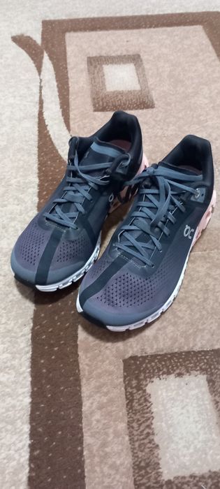 Adidasi on cloud flow