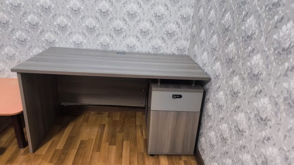 Продаю комнатный стол