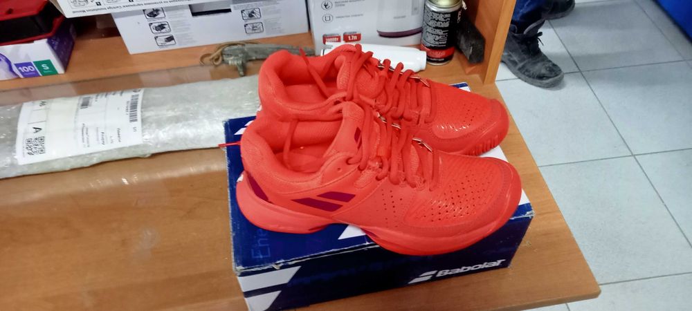 Продам кроссовки для тенниса.