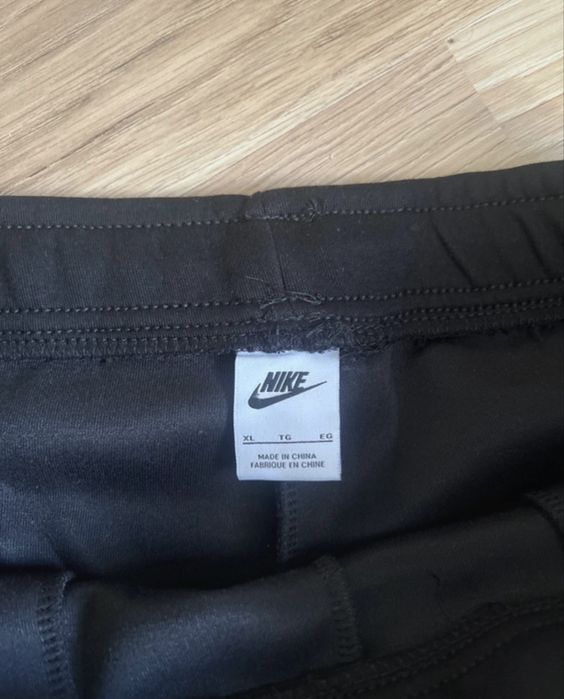 Pantaloni nike tech