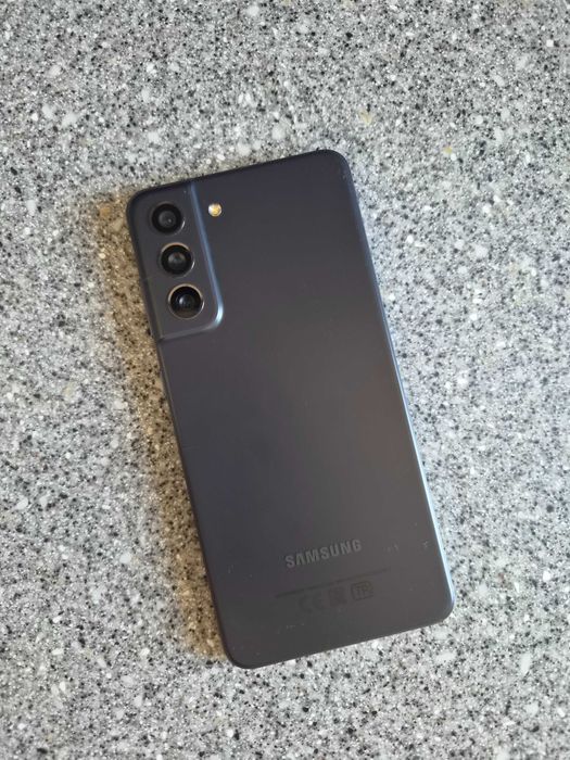 Продам б/у Samsung s21fe
