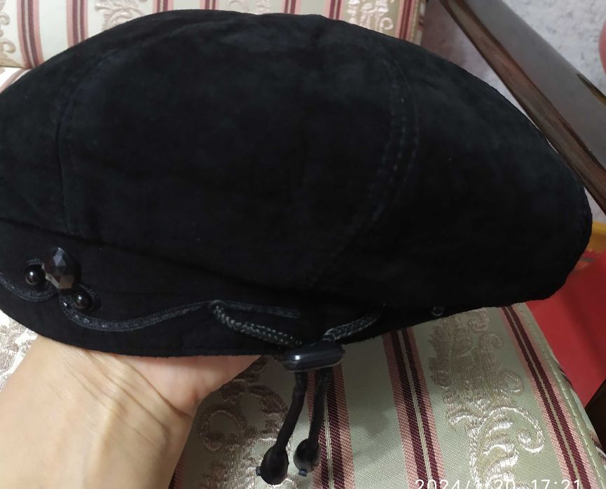 Женские две кожаные  и ангоровая зимние кепки