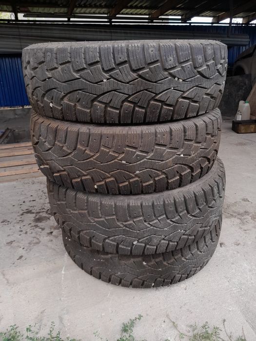 Резина зимняя, на ниву титан   ,есть место под шипы