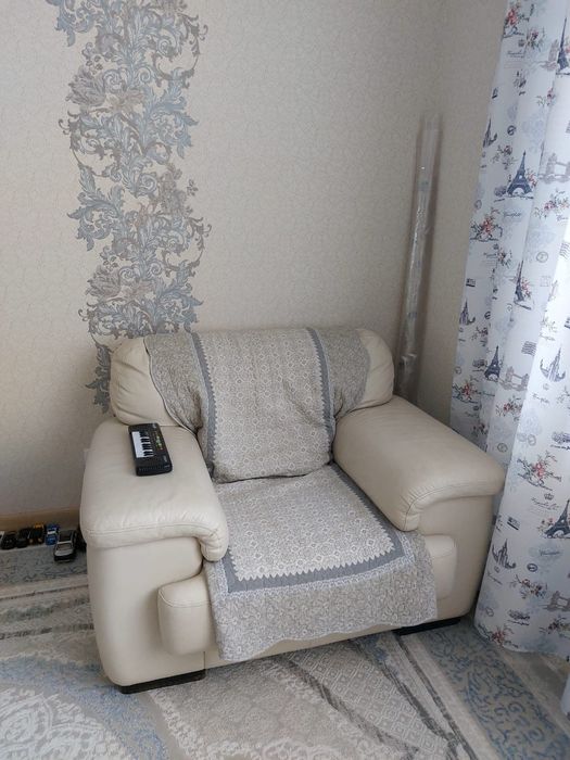 Кожаные диван и два кресла