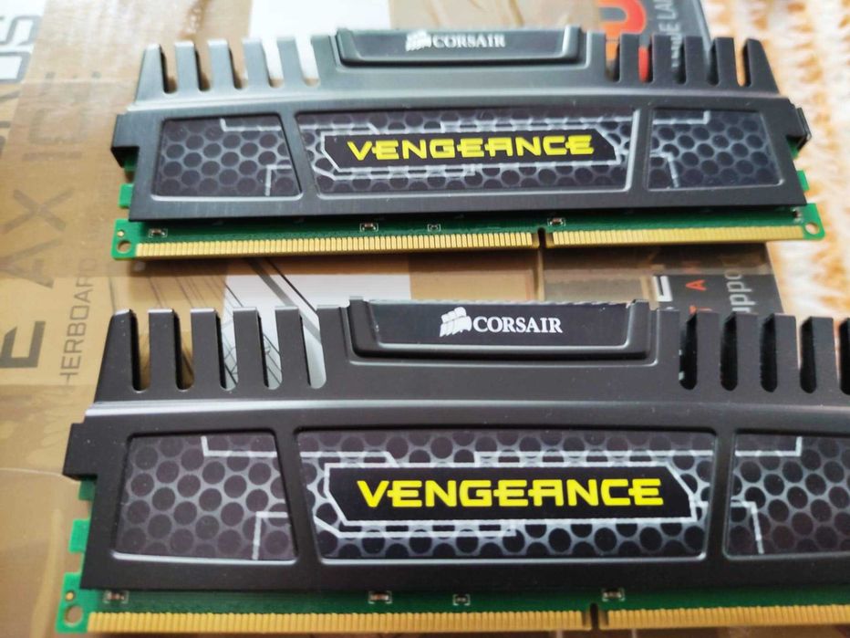 fx 8120 3.1GHz , 16 gb ddr3, doua kituri de Hyperix, Corsair