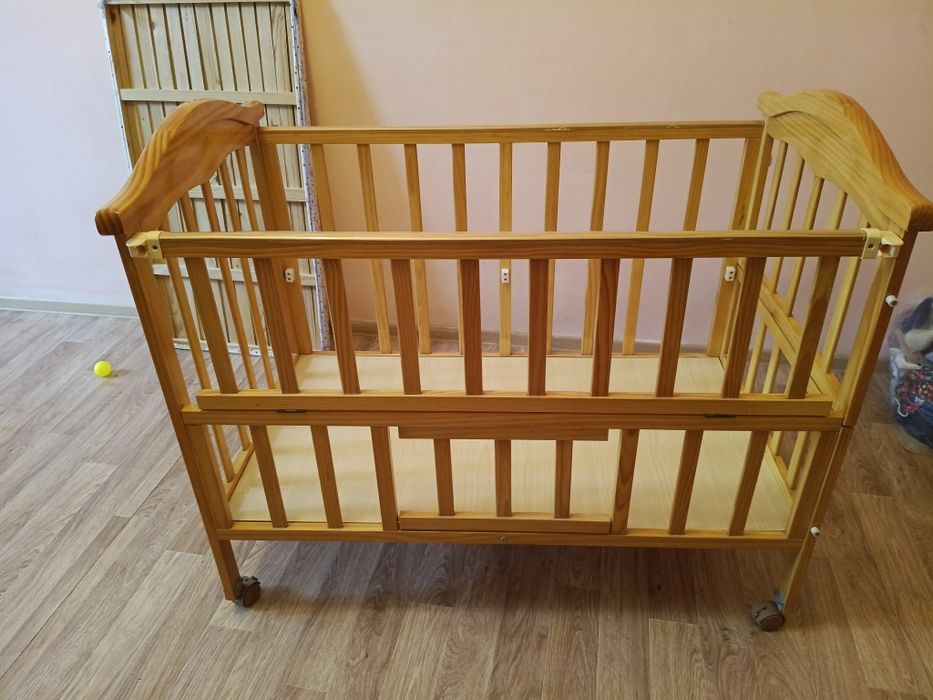 Продам детскую кроватку за 10000