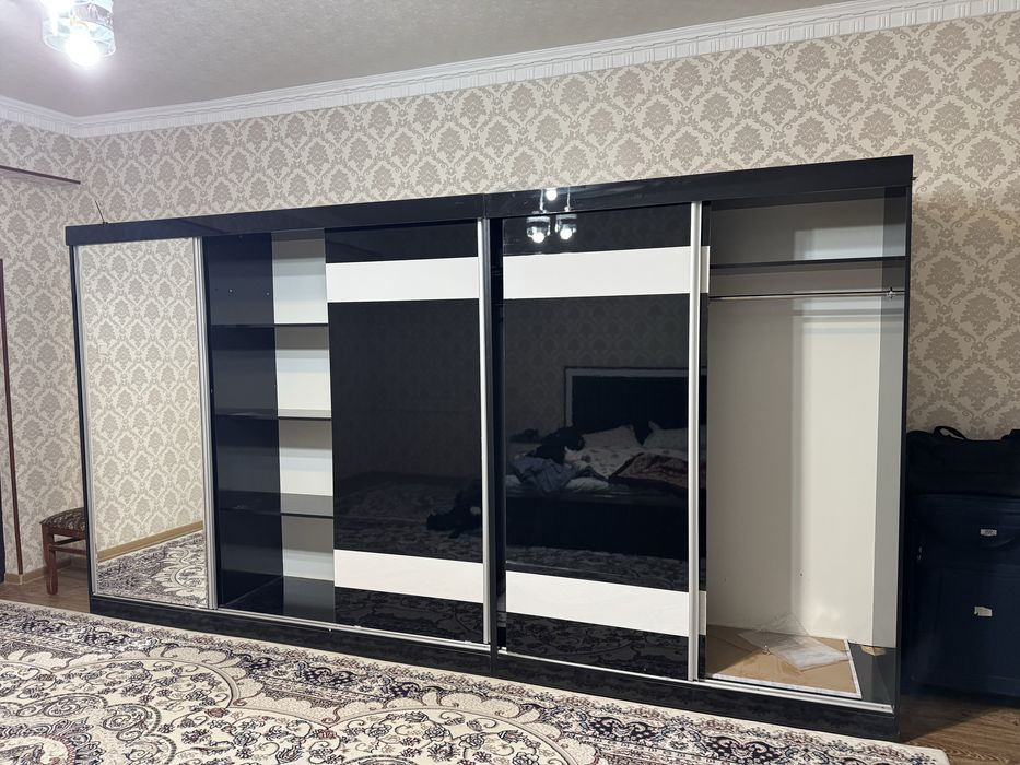 Spalni mebel, shkaf va divan