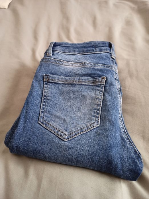 Blugi  Jeans aproape noi