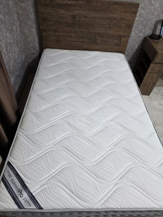 Продаётся кровать 120×200 +ортопедический матрас +письменный стол