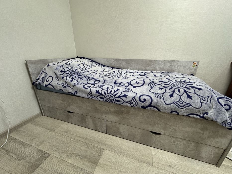 Продам кровать с матрацем