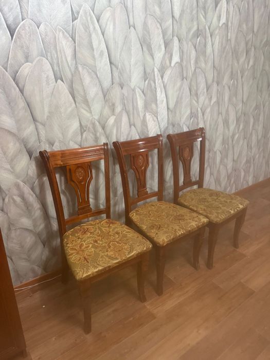 Разные шкафы и стулья