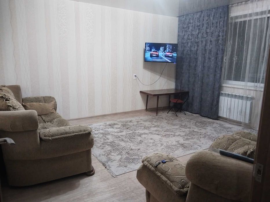 Двух комнатная в центре 10000