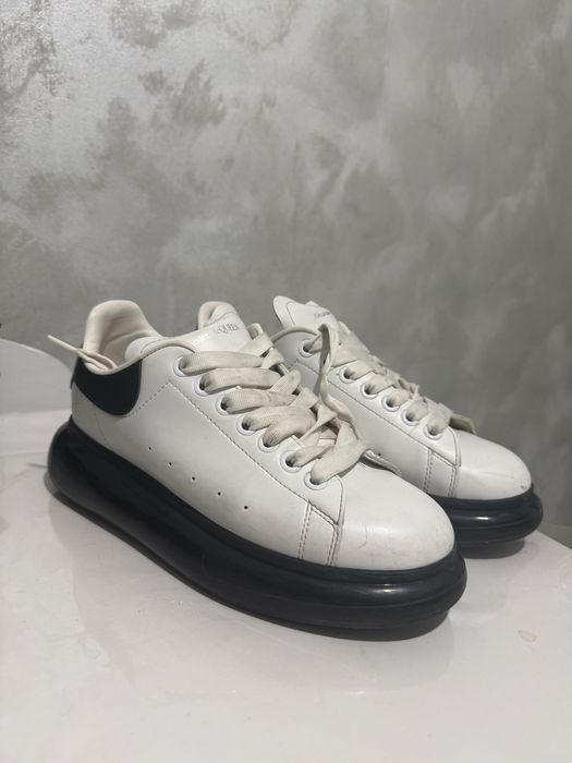 Alexander McQueen (albi cu talpa neagra)