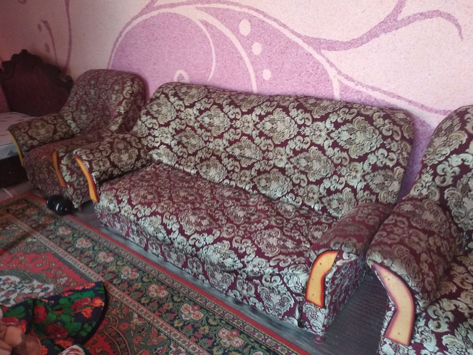 Mebellar sotiladi divanlarni tumbalari bor prexoshka qöshib beriladi