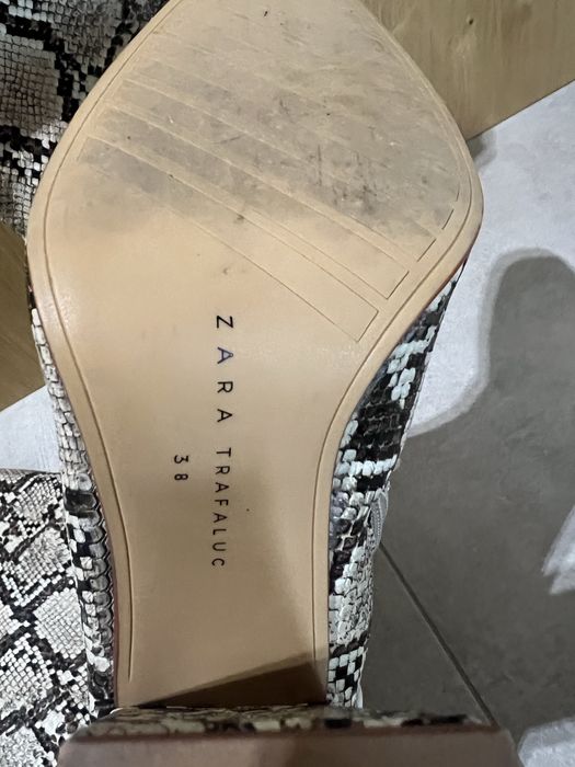 Змийски кожени ботуши Zara