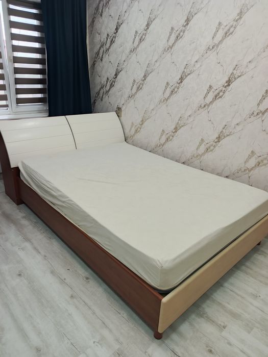 Продается 2 х спальная кровать с матрасом