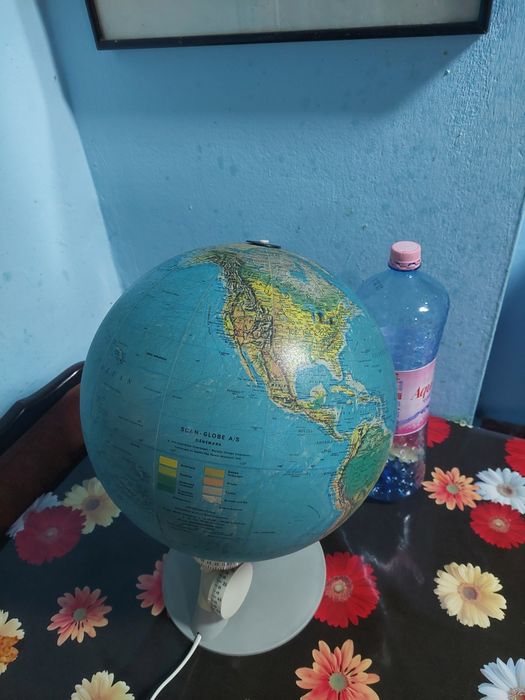 Glob pământesc  cu punct de lumină