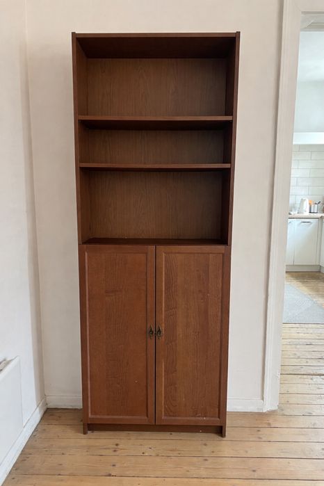 Икеа Библиотека в кафяво