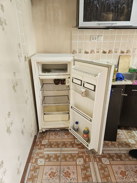 Продаётся холодильник бирюса рабочий всё родной работает отлично