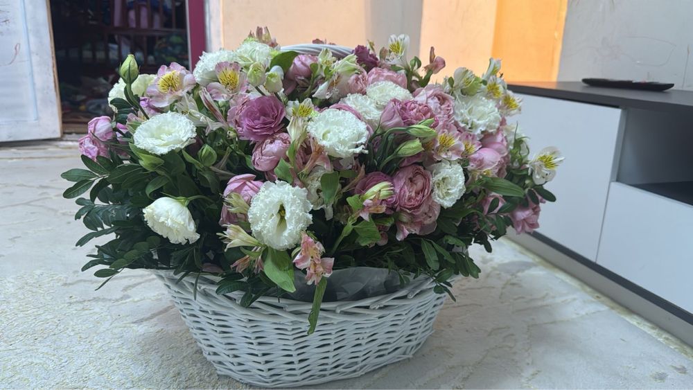 Это большой корзинный букет премиум-класса.