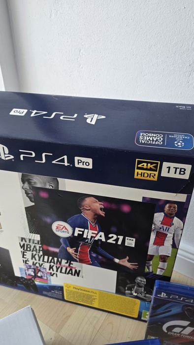 PlayStation 4 Pro 1TB + 2 controllere + 4 jocuri